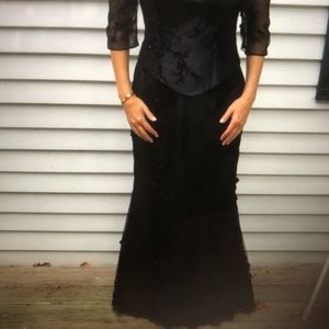 Rose Taft beautiful bustier, shrug and mermaid skirt. Skirt is 42”l 28”w